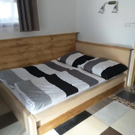 Sharka -sarka Justrova アパート ジェチーン